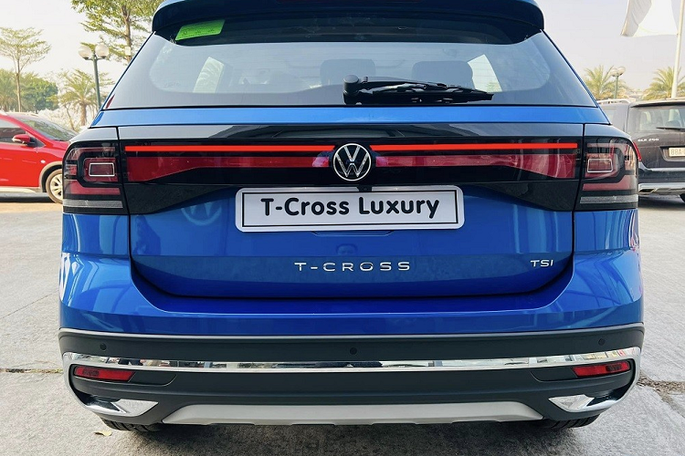 Là bản cao cấp nhất của dòng Volkswagen T-Cross tại Việt Nam, chiếc xe này có những trang bị đáng chú ý như cụm đèn LED phía trước, đèn pha tự động bật/tắt và điều chỉnh khoảng chiếu sáng, tính năng chờ dẫn đường, đèn hậu LED, vành hợp kim 17 inch, baga nóc hay gương chiếu hậu chỉnh điện, tích hợp đèn báo rẽ.
