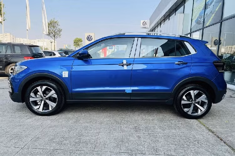 Volkswagen T-Cross Luxury tại Việt Nam sử dụng động cơ xăng 3 xi-lanh, dung tích 1.0L, tạo ra công suất tối đa 115 mã lực tại tua máy 5.000 - 5.500 vòng/phút và mô-men xoắn cực đại 178 Nm tại dải tua máy 5.000 - 6.000 vòng/phút. Động cơ đi kèm với hộp số tự động 6 cấp và hệ dẫn động cầu trước. 