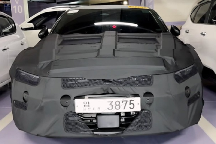 Về nội thất, Youtuber này cũng không chia sẻ nhiều thông tin bởi có vẻ táp lô cũng đã được che phủ. Khả năng khoang cabin của Kia K5 mới cũng được hãng tân trang lại. Về khả năng vận hành, đây chỉ là phiên bản nâng cấp vòng đời nên có thể xe vẫn sẽ giữ nguyên những tùy chọn hệ truyền động đang có.