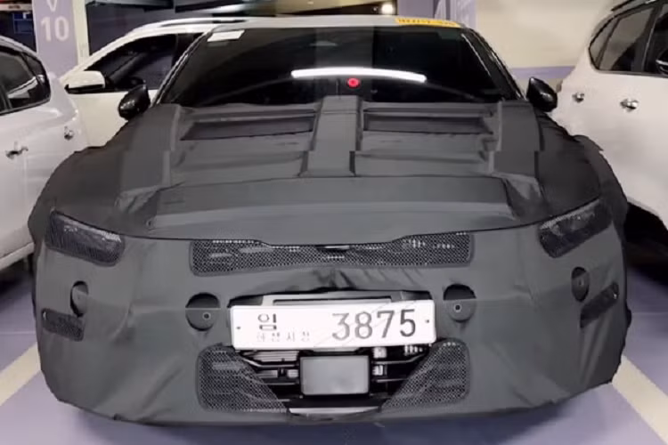 Về nội thất, Youtuber này cũng không chia sẻ nhiều thông tin bởi có vẻ táp lô cũng đã được che phủ. Khả năng khoang cabin của Kia K5 mới cũng được hãng tân trang lại. Về khả năng vận hành, đây chỉ là phiên bản nâng cấp vòng đời nên có thể xe vẫn sẽ giữ nguyên những tùy chọn hệ truyền động đang có.