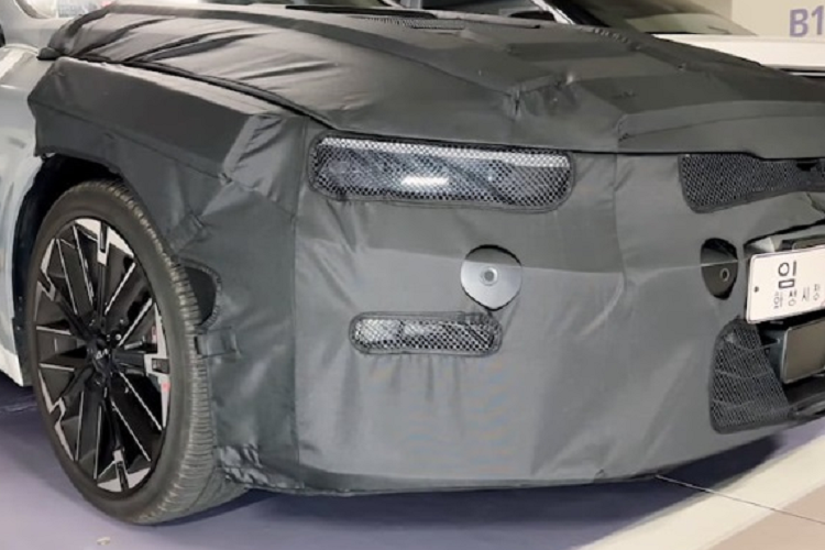 Tuy nhiên, nhiều khả năng phần lưới tản nhiệt của mẫu xe sedan Kia K5 2024 sẽ được tinh chỉnh, đi cùng đèn pha thiết kế mới. Cản dưới cũng có nhiều chi tiết khác lạ. Ở khu vực đuôi xe, nhiều khả năng, cụm đèn chính, ống xả sẽ được làm mới. Thanh đèn hậu cũng sẽ được tinh chỉnh lại nhìn mảnh mai, mượt mà hơn.