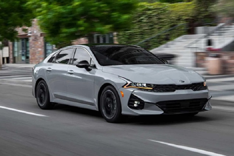 Mới đây, một kênh YouTube tại Hàn Quốc đã bắt gặp phiên bản thử nghiệm của Kia K5 2024 mới đang dừng chân tại một bãi đỗ. Xe trong tình trạng được che chắn kín mít nên dường rất khó để đánh giá kỹ lưỡng về những thay đổi ở lần nâng cấp này.