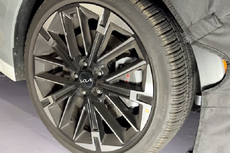 Mặt bên của K5 2024 cũng được che chắn kỹ càng. Rất có thể nhà sản xuất sẽ bổ sung thêm ốp sườn, trang trí mạ crom hay thậm chí là có sự thay đổi về cửa xe. Phần duy nhất trên chiếc xe không bị che kín đó là bộ mâm hợp kim hai tông màu đi kèm cặp phanh GT cho thấy bản thử nghiệm có thể mang cấu hình thể thao cùng tên.