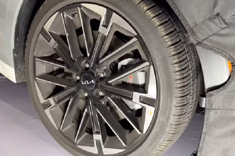 Mặt bên của K5 2024 cũng được che chắn kỹ càng. Rất có thể nhà sản xuất sẽ bổ sung thêm ốp sườn, trang trí mạ crom hay thậm chí là có sự thay đổi về cửa xe. Phần duy nhất trên chiếc xe không bị che kín đó là bộ mâm hợp kim hai tông màu đi kèm cặp phanh GT cho thấy bản thử nghiệm có thể mang cấu hình thể thao cùng tên.