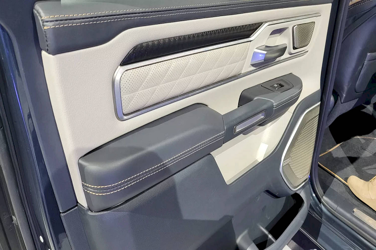 Hệ thống treo khí nén cung cấp 5 thiết lập gồm Entry/Exit, Aero, Normal, Off-Road 1, và Off-Road 2. Trong đó, 2 thiết lập đầu hạ thấp gầm xe so với tiêu chuẩn để phục vụ việc ra/vào xe dễ hơn và tăng hiệu quả khí động học khi chạy nhanh. Các thiết lập Off-Road sẽ nâng cao khoảng sáng gầm để đi địa hình khó. Ram cũng cho biết xe sẽ lội nước sâu 610 mm.