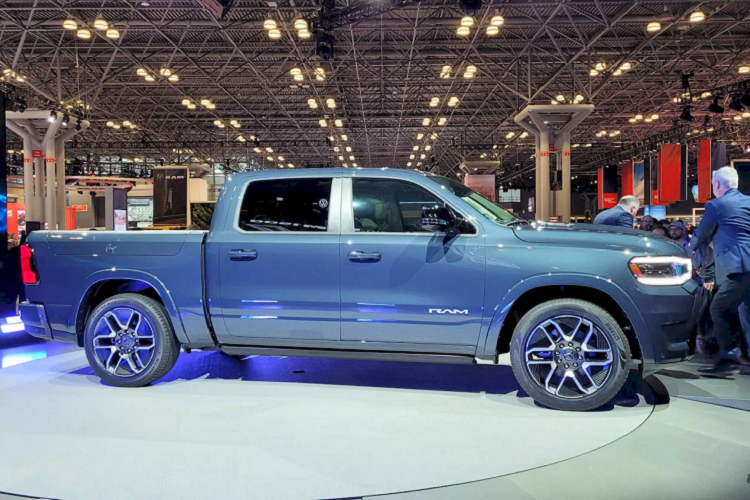 Ngoại hình Ram 1500 REV 2024 giờ đây vẫn chủ yếu giống như phiên bản Ram 1500 chạy động cơ đốt trong truyền thống, thiếu đi nét đột phá như các đối thủ Ford F-150 Lightning hay Chevrolet Silverado EV. Kiểu dáng tổng thể được giữ nguyên và chỉ tạo ra khác biệt ở các thành phần riêng lẻ để phần nào gợi nhớ đến bản concept. So với phiên bản dùng động cơ đốt trong, Ram 1500 REV 2024 có những chi tiết thiết kế riêng như đèn pha LED, lưới tản nhiệt, bộ vành và đèn hậu...