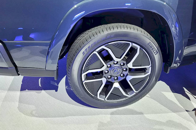 Trong danh mục xe bán tải Ram hiện nay, chỉ duy nhất bản TRX là mạnh hơn Ram 1500 REV 2024 vì được trang bị động cơ V8 6.2L có công suất 702 mã lực (523 kW) và mô-men xoắn cực đại 880 Nm. Tuy nhiên nếu so với các đối thủ đến từ hãng khác chẳng hạn như Chevrolet Silverado EV có thông số 754 mã lực (562 kW) và mô-men xoắn cực đại 1.063 Nm, thì Ram 1500 REV 2024 vẫn phần nào thua thiệt đôi chút.