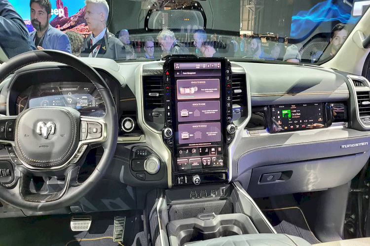 Các mô-đun truyền động điện bên trong xe bao gồm mô-tơ, hộp số và biến tần. Các mô-tơ có công suất 335 mã lực (250 kW) được lắp đặt ở cả bánh trước và bánh sau, đem lại tổng công suất 654 mã lực (448 kW) và mô-men xoắn cực đại 840 Nm, cho phép xe tăng tốc 0 - 100 km/h trong vòng 4,4 giây.