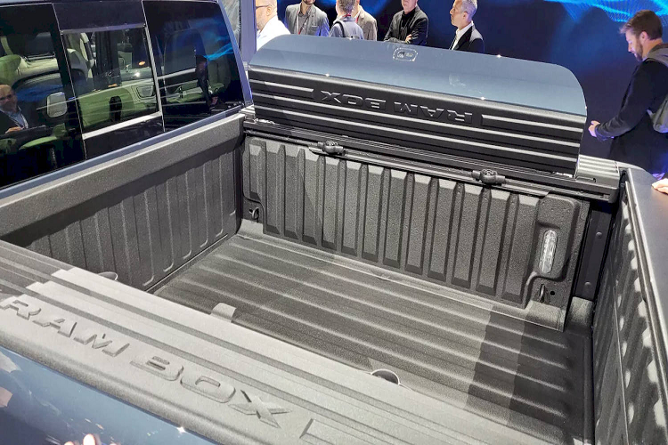 Ram 1500 REV 2024 chạy điện có chế độ tối ưu kéo rơ-moóc với sức kéo tối đa lên đến 6.350 kg, khiến cho quãng đường di chuyển tối đa có thể giảm xuống chỉ còn khoảng 250 dặm (402 km). Ngoài ra, hãng dự định sẽ còn giới thiệu thêm phiên bản trang bị pin Ram 1500 REV XR lớn hơn để đi được xa hơn.