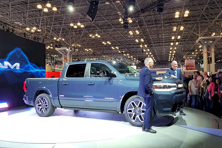 Xe điện của Ram cũng có phần cốp trước, tương tự các mẫu xe điện hiện có trên thị trường, có khả năng chống chịu các điều kiện thời tiết khắc nghiệt. Ở phía sau, Ram 1500 REV 2024 có những khác biệt so với phiên bản máy xăng như đèn hậu hình chữ "L", ăn sâu vào bên trong cửa thùng hàng.