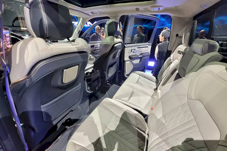 Bên trong phiên bản thuần điện của Ram 1500 là không gian nội thất chỉ đủ để bố trí 2 hàng ghế, không có chỗ cho hàng ghế thứ 3 như bản concept. Bù lại, xe sở hữu nhiều trang bị hiện đại như hệ thống 3 màn hình gồm bảng đồng hồ 12,3 inch, màn hình giải trí trung tâm 14,5 inch và màn hình 10,25 ở ghế phụ phía trước. Một số tùy chọn cũng đáng chú ý như HUD 10 inch và gương chiếu hậu kỹ thuật số.