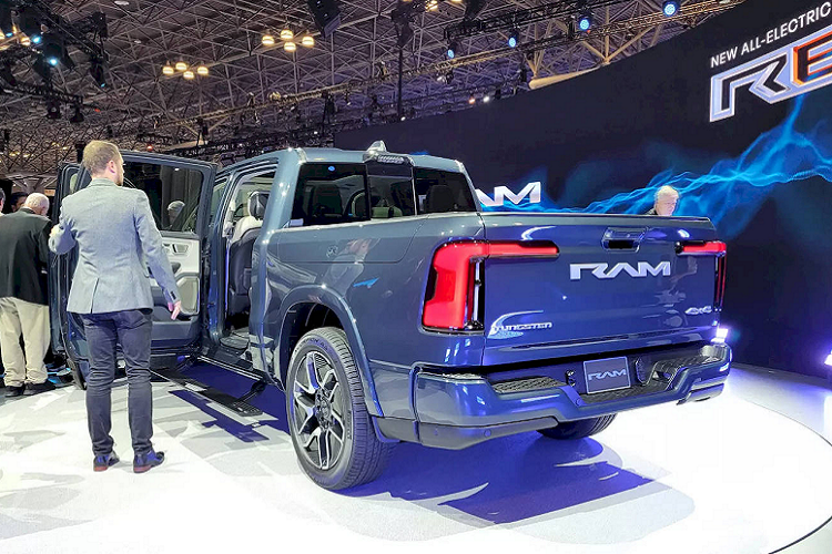 Hình ảnh chính thức cho thấy đây là mẫu bán tải cabin kép, tuy nhiên phần thùng hàng không đạt được đến mức dài như bản concept, thậm chí có thể xem là khá ngắn nếu xét theo tiêu chuẩn chung về xe bán tải cỡ lớn của Mỹ.