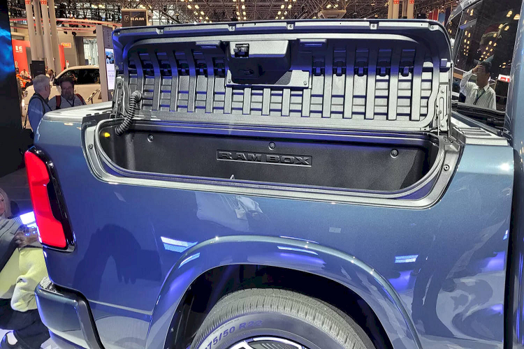 Xe cũng hỗ trợ đầy đủ tính năng sạc lại điện cho các thiết bị ngoại vi hoặc gánh bớt một phần lưới điện gia đình. Bộ cấp điện tiêu chuẩn gắn trong thùng sau có công suất 7,2 kW đủ để cung cấp năng lượng cho nhiều vật dụng, từ đèn cho đến TV. Ngoài ra, khách hàng có thể chọn lắp thêm một bộ cấp điện khác ở trong nắp ca-pô trước, với công suất 3,6 kW.