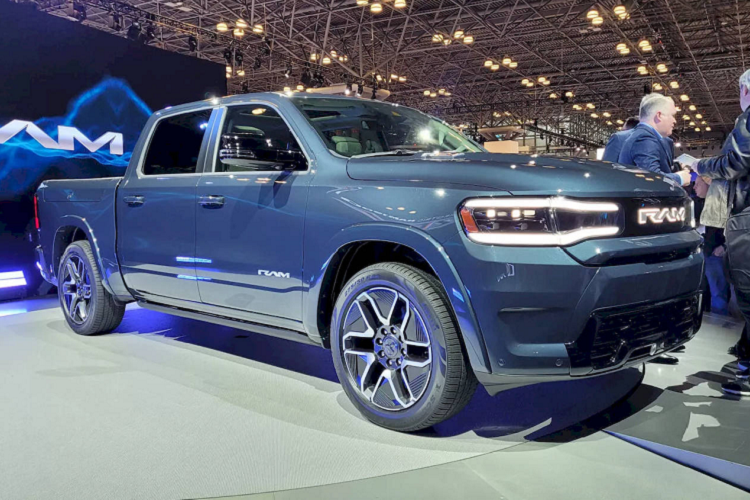 Ở trạng thái tiêu chuẩn, Ram 1500 REV 2024 mới sẽ được trang bị bộ pin có dung lượng 229 kWh, cho phép xe đi được tối đa 500 dặm (805 km) trong một lần sạc. Kiến trúc điện 800-volt và khả năng hỗ trợ sạc nhanh bằng điện DC 350 kW sẽ giúp xe chỉ cần 10 phút để nạp đủ năng lượng đi được 110 dặm (177 km).
