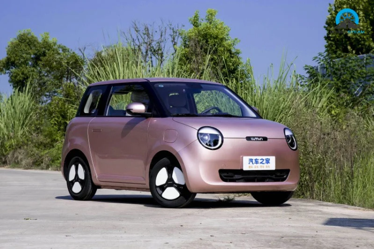 Về nội thất, sự kết hợp hai màu giúp nâng cao phong cách thời trang cho xe, trang bị màn hình điều khiển trung tâm dạng nổi 10,25 inch, thiết kế UI đơn giản, dễ sử dụng và hỗ trợ các chức năng như hình ảnh lùi, kết nối điện thoại di động, trợ lý giọng nói và nâng cấp OTA.