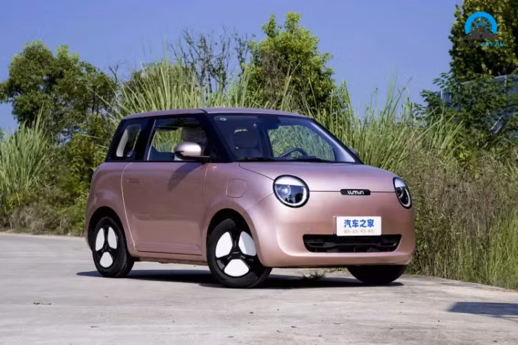 Về nội thất, sự kết hợp hai màu giúp nâng cao phong cách thời trang cho xe, trang bị màn hình điều khiển trung tâm dạng nổi 10,25 inch, thiết kế UI đơn giản, dễ sử dụng và hỗ trợ các chức năng như hình ảnh lùi, kết nối điện thoại di động, trợ lý giọng nói và nâng cấp OTA.