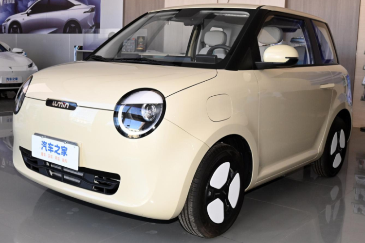 Mới đây, thương hiệu xe Changan đã trình làng mẫu xe Lumin Miqin 301 km, đây là động thái tiếp theo của hãng xe Trung Quốc trong cuộc đua doanh số xe điện cỡ nhỏ. Như vậy, Changan Lumin 2023 mới sẽ cùng với Geely Panda và Wuling Hongguang Mini EV cạnh tranh lành mạnh.