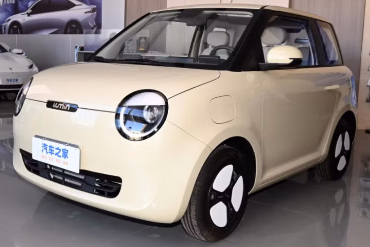 Mới đây, thương hiệu xe Changan đã trình làng mẫu xe Lumin Miqin 301 km, đây là động thái tiếp theo của hãng xe Trung Quốc trong cuộc đua doanh số xe điện cỡ nhỏ. Như vậy, Changan Lumin 2023 mới sẽ cùng với Geely Panda và Wuling Hongguang Mini EV cạnh tranh lành mạnh.