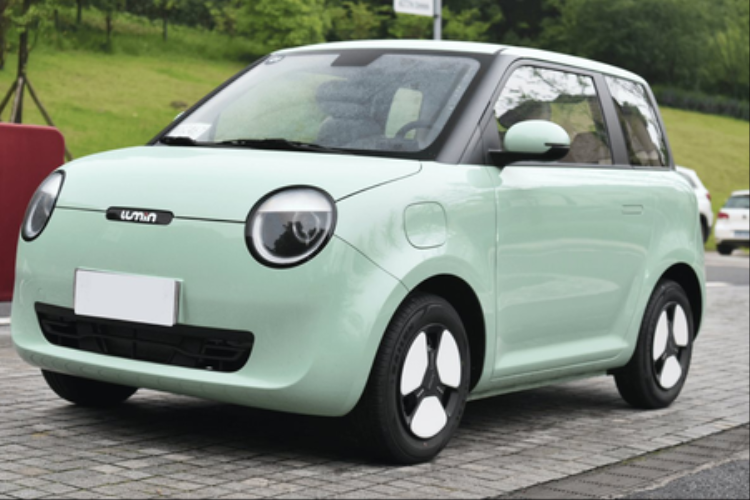 Changan Lumin Miqin 301 km sử dụng tay nắm cửa ẩn, vành cản gió thấp, hình dáng vành cũng rất dễ thương, thông số lốp 165/70 R14, cửa sổ sau của xe có tầm nhìn tốt.