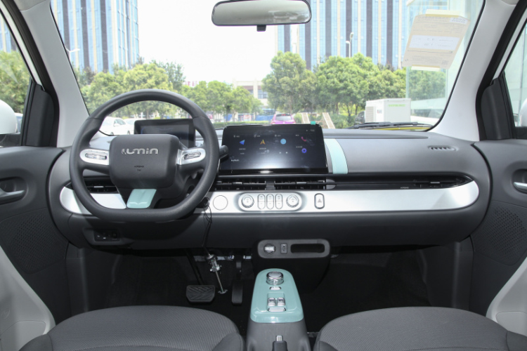 Được biết, Changan Lumin Miqin 301 km chạy điện mới ra mắt có điểm nhấn lớn nhất là hỗ trợ sạc nhanh, từ 30% đến 80% chỉ mất 35 phút, đây được cho là điểm yếu của mẫu xe Wuling Hongguang Mini EV vì chưa được tích hợp sạc nhanh.