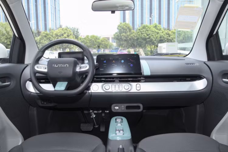 Được biết, Changan Lumin Miqin 301 km chạy điện mới ra mắt có điểm nhấn lớn nhất là hỗ trợ sạc nhanh, từ 30% đến 80% chỉ mất 35 phút, đây được cho là điểm yếu của mẫu xe Wuling Hongguang Mini EV vì chưa được tích hợp sạc nhanh.