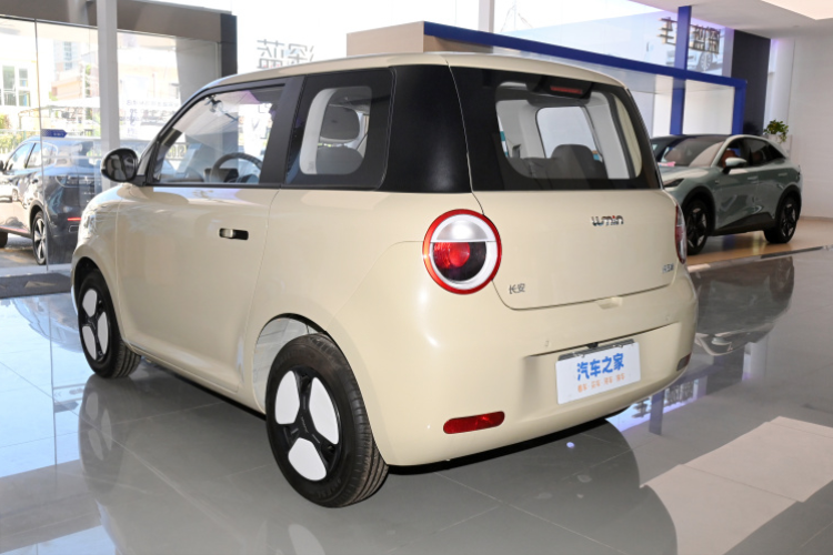 Về ngoại hình, Changan Lumin Miqin 301 km được xây dựng trên nền tảng thuần điện EPA0 mới và áp dụng thiết kế ba cửa, bốn chỗ ngồi. Mặt trước thiết kế đơn giản, chỉ giữ lại logo thương hiệu Lumin, hình dáng đèn pha bắt mắt, thiết kế “mắt buồn ngủ” rất thích mắt.