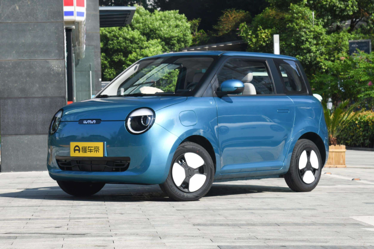 Phần đuôi xe mới cũng tương đối đơn giản, đèn hậu thiết kế giống đèn pha, cửa sổ sau có tầm nhìn tốt, sau khi mở cốp sau, không gian chứa đồ khá ổn so với đẳng cấp của nó.