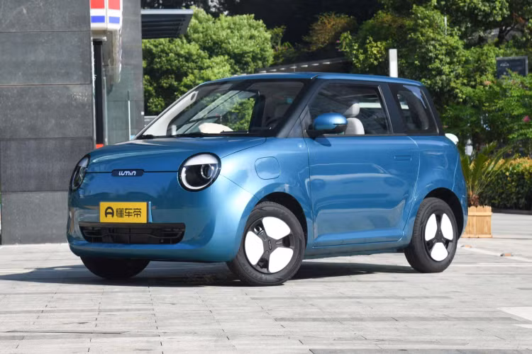 Phần đuôi xe mới cũng tương đối đơn giản, đèn hậu thiết kế giống đèn pha, cửa sổ sau có tầm nhìn tốt, sau khi mở cốp sau, không gian chứa đồ khá ổn so với đẳng cấp của nó.