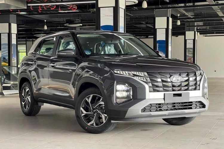 Cá biệt, một đại lý Hyundai tại Bạc Liêu còn triển khai giảm 122 triệu cho Hyundai Creta bản Đặc biệt số VIN 2022. Giá sau giảm của mẫu CUV hạng B này chỉ còn 568 triệu đồng - ngang giá niêm yết của các mẫu CUV cỡ A như Kia Sonet và Toyota Raize.