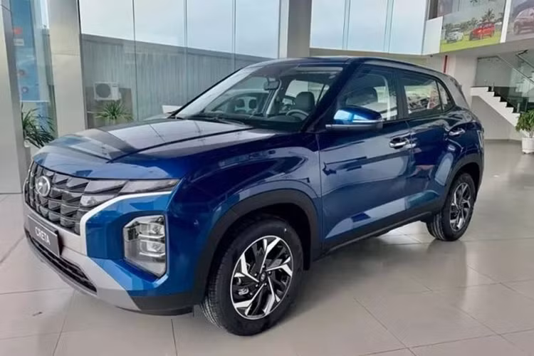 Hyundai Creta hiện được phân phối trong nước với 3 phiên bản là Tiêu chuẩn, Đặc biệt và Cao cấp, đi kèm giá bán dao động từ 640 - 740 triệu đồng. Mẫu CUV hạng B này sở hữu số đo dài x rộng x cao lần lượt là 4.315 x 1.790 x 1.660 mm, chiều dài cơ sở 2.610 mm và khoảng sáng gầm 200 mm.