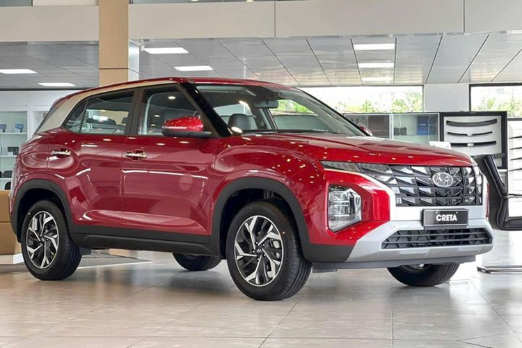 Thời điểm cuối năm 2023, mẫu xe Hyundai Creta giảm giá tại nhiều đại lý nhằm thu hút khách hàng, bao gồm giảm 50% lệ phí trước bạ (theo chính sách từ Chính phủ đối với các dòng xe lắp ráp trong nước, áp dụng tới hết 31/12), giảm tiền mặt 50 triệu đồng và tặng bộ phụ kiện.