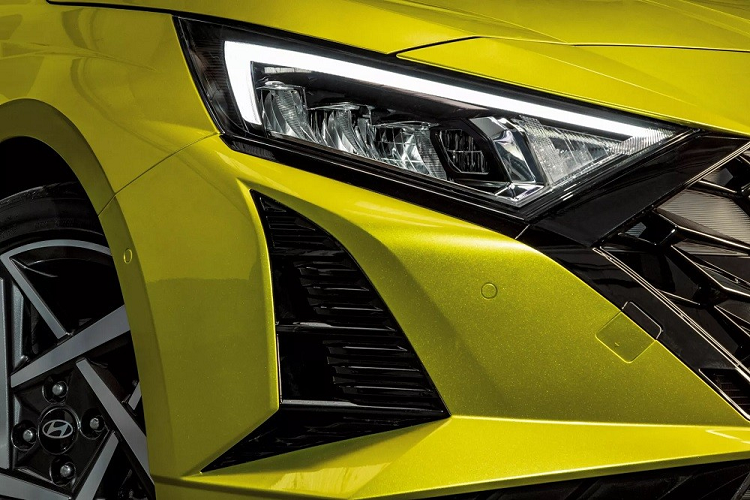 Thay đổi tiếp theo của Hyundai i20 2024 xuất hiện ở bên sườn với vành la-zăng mới có đường kính 16 inch hoặc 17 inch, tùy phiên bản. Bên cạnh đó là cụm đèn hậu LED và 3 màu sơn ngoại thất mới. Trong đó, có màu sơn vàng chanh Lucid Lime khá nổi bật và hướng đến giới trẻ. Khi mua xe màu này, khách hàng có thể chi thêm tiền cho gói nội thất Lucid Lime để bổ sung những chi tiết màu vàng chanh cho ghế, tapi cửa và các nút bấm.