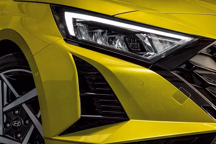 Thay đổi tiếp theo của Hyundai i20 2024 xuất hiện ở bên sườn với vành la-zăng mới có đường kính 16 inch hoặc 17 inch, tùy phiên bản. Bên cạnh đó là cụm đèn hậu LED và 3 màu sơn ngoại thất mới. Trong đó, có màu sơn vàng chanh Lucid Lime khá nổi bật và hướng đến giới trẻ. Khi mua xe màu này, khách hàng có thể chi thêm tiền cho gói nội thất Lucid Lime để bổ sung những chi tiết màu vàng chanh cho ghế, tapi cửa và các nút bấm.