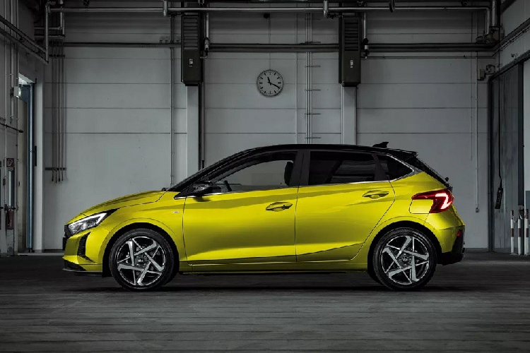Bên trong xe, Hyundai i20 2024 cũng được nâng cấp nhẹ về mặt công nghệ với bảng đồng hồ kỹ thuật số 4,2 inch và cổng USB Type C. Màn hình cảm ứng trung tâm 10,25 inch của xe không có gì thay đổi nhưng thêm tính năng cập nhật phần mềm qua WiFi.