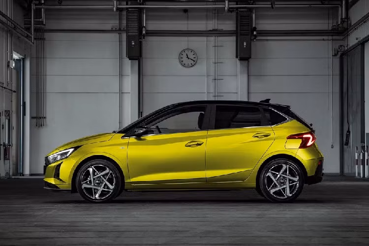 Bên trong xe, Hyundai i20 2024 cũng được nâng cấp nhẹ về mặt công nghệ với bảng đồng hồ kỹ thuật số 4,2 inch và cổng USB Type C. Màn hình cảm ứng trung tâm 10,25 inch của xe không có gì thay đổi nhưng thêm tính năng cập nhật phần mềm qua WiFi.