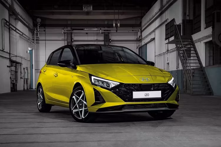 Tại thị trường châu Âu, Ford Fiesta là một đối thủ mạnh trong phân khúc xe hatchback cỡ nhỏ. Tuy nhiên, vào tháng 6 năm nay, hãng Ford đã lên kế hoạch khai tử mẫu xe này sau 47 năm, nhường lại sân chơi cho những đối thủ như Hyundai i20. Tận dụng điều này, hãng Hyundai đã tung ra phiên bản nâng cấp giữa vòng đời (facelift) của i20 ở thị trường châu Âu.