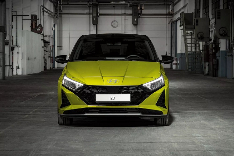 Ở phiên bản nâng cấp, Hyundai i20 chỉ thay đổi nhẹ ở thiết kế ngoại thất. Theo đó, mẫu xe Hàn Quốc này có thêm dải đèn LED định vị ban ngày và cản trước mới. Lưới tản nhiệt của Hyundai i20 2024 cũng đã được thay đổi tạo hình bên trong. Logo của hãng không còn nằm trong lưới tản nhiệt mà chuyển lên phía trên, tương tự nhiều mẫu xe đời mới của Hyundai.