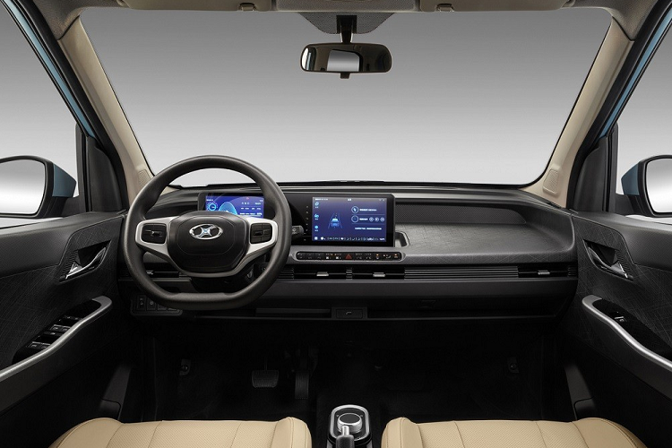 Trong khi đó, thiết kế sườn xe của Weiao Boma không hẳn là giống với "chuyên cơ mặt đất" Toyota Alphard. Mẫu xe có kích thước nhỏ này cũng không được trang bị cửa trượt chỉnh điện bên sườn mà dùng cửa mở thông thường.