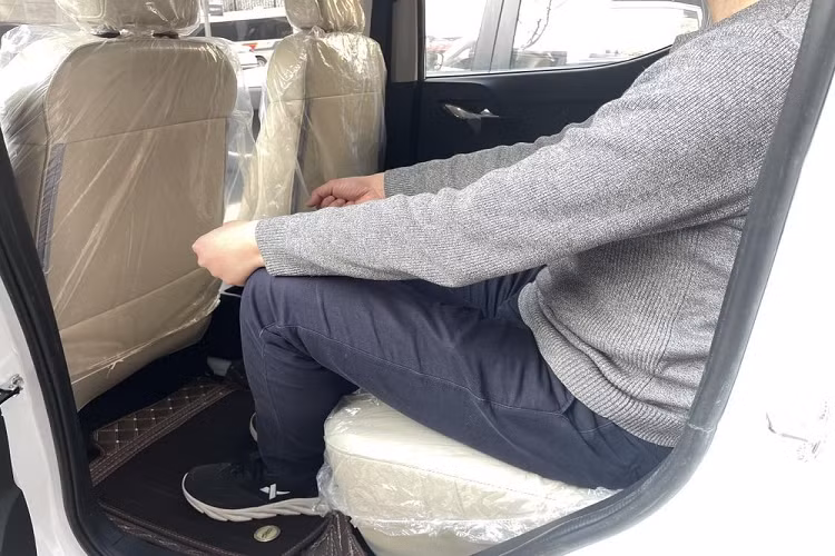 Xe sẽ có các màu sơn ngoại thất như xanh đậm, xanh nhạt, nâu và trắng. Bên trong Weiao Boma là không gian nội thất chỉ có 4 chỗ ngồi vì xe sở hữu kích thước nhỏ, bao gồm chiều dài 3.517 mm, chiều rộng 1.495 mm, chiều cao 1.660 mm và chiều dài cơ sở 2.495 mm.