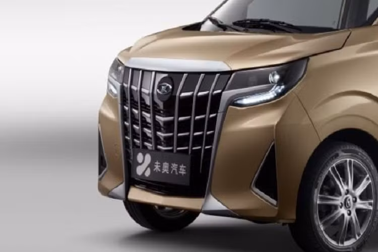 Cụ thể, Weiao Boma cũng có lưới tản nhiệt màu đen kéo dài từ nắp ca-pô đến hết cản trước đồng thời đi kèm các nan mạ crôm nằm ngang và nằm dọc giống Toyota Alphard. Lưới tản nhiệt được bao quanh bằng nẹp mạ crôm ăn sâu vào bên trong đèn pha.