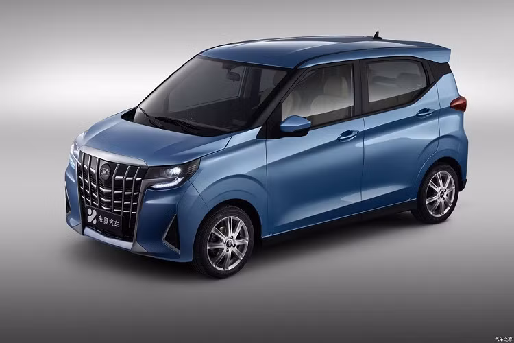 Xe được trang bị màn hình đặt nổi trên mặt táp-lô, kết hợp giữa bảng đồng hồ kỹ thuật số và màn hình cảm ứng trung tâm. Bên dưới màn hình còn có dãy nút bấm cơ học để chỉnh điều hòa. Bên cạnh đó là vô lăng vô lăng 2 chấu vát đáy, tích hợp một vài phím chức năng, núm xoay chuyển số, phanh tay chỉnh cơ nằm giữa 2 ghế trước, khởi động bằng chìa khóa và 16 ngăn chứa đồ.