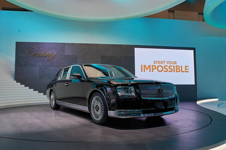 Ngoài ra, hãng Toyota còn dự định phát triển cả phiên bản thuần điện của mẫu SUV cỡ lớn này. Tuy nhiên, Toyota Century SUV phiên bản hybrid sẽ có mặt trên thị trường trước. Theo ước tính của Bestcarweb, Toyota Century SUV tại thị trường Nhật Bản sẽ có giá dao động từ 10 - 15 triệu Yên (khoảng 1,74 - 2,61 tỷ đồng).