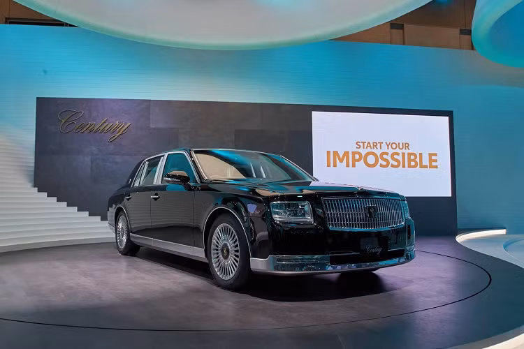 Ngoài ra, hãng Toyota còn dự định phát triển cả phiên bản thuần điện của mẫu SUV cỡ lớn này. Tuy nhiên, Toyota Century SUV phiên bản hybrid sẽ có mặt trên thị trường trước. Theo ước tính của Bestcarweb, Toyota Century SUV tại thị trường Nhật Bản sẽ có giá dao động từ 10 - 15 triệu Yên (khoảng 1,74 - 2,61 tỷ đồng).