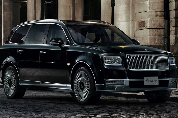 Động cơ của Toyota Century SUV nhiều khả năng sẽ là hệ truyền động hybrid, bao gồm máy xăng V6, dung tích 3.5L và 2 mô-tơ điện. Động cơ xăng tạo ra công suất tối đa khoảng 300 mã lực và mô-men xoắn cực đại 363 Nm. Công suất tối đa của mô-tơ điện nằm trên cầu trước và cầu sau đều là 80 mã lực.