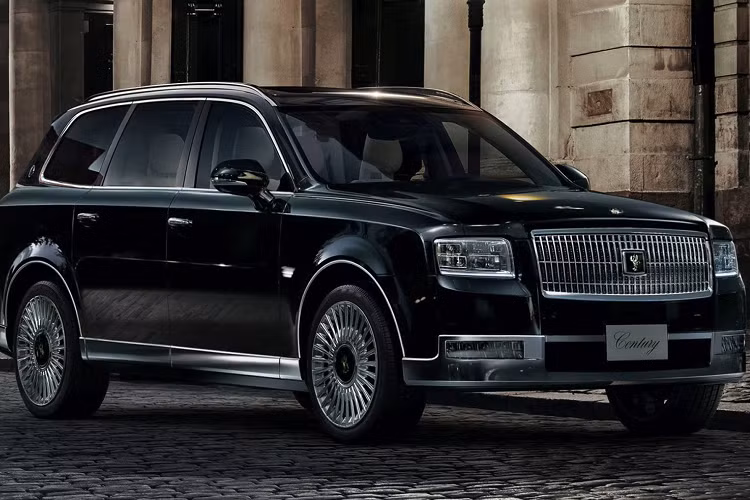 Động cơ của Toyota Century SUV nhiều khả năng sẽ là hệ truyền động hybrid, bao gồm máy xăng V6, dung tích 3.5L và 2 mô-tơ điện. Động cơ xăng tạo ra công suất tối đa khoảng 300 mã lực và mô-men xoắn cực đại 363 Nm. Công suất tối đa của mô-tơ điện nằm trên cầu trước và cầu sau đều là 80 mã lực.