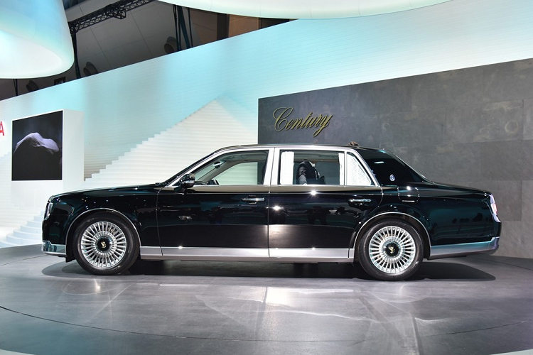 Nếu đúng như vậy, mẫu SUV hạng sang của Nhật Bản sẽ nhỏ hơn Rolls-Royce Cullinan. Mẫu SUV siêu sang của thương hiệu Anh quốc có chiều dài 5.341 mm, chiều rộng 2.000 mm, chiều cao 1.835 mm và chiều dài cơ sở 3.295 mm. Tuy nhiên, Toyota Century SUV lại lớn hơn đáng kể so với mẫu SUV hạng sang Lexus LX600.