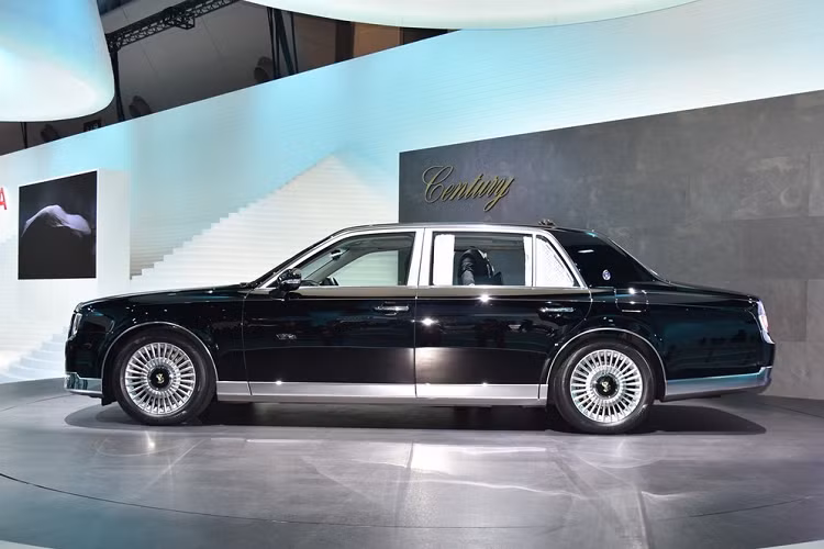 Nếu đúng như vậy, mẫu SUV hạng sang của Nhật Bản sẽ nhỏ hơn Rolls-Royce Cullinan. Mẫu SUV siêu sang của thương hiệu Anh quốc có chiều dài 5.341 mm, chiều rộng 2.000 mm, chiều cao 1.835 mm và chiều dài cơ sở 3.295 mm. Tuy nhiên, Toyota Century SUV lại lớn hơn đáng kể so với mẫu SUV hạng sang Lexus LX600.