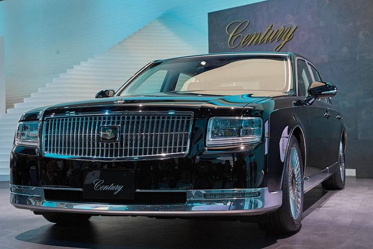 Kích thước cụ thể của Lexus LX600 bao gồm chiều dài 5.100 mm, chiều rộng 1.990 mm, chiều cao 1.865 mm và chiều dài cơ sở 2.850 mm. Nguồn tin của Bestcarweb cho biết, Toyota Century SUV sẽ được trang bị cụm đèn pha LED chia thành 2 tầng. Cả tầng trên và tầng dưới đều đi kèm 3 bóng LED. Nằm giữa 2 đèn pha là lưới tản nhiệt cỡ lớn.