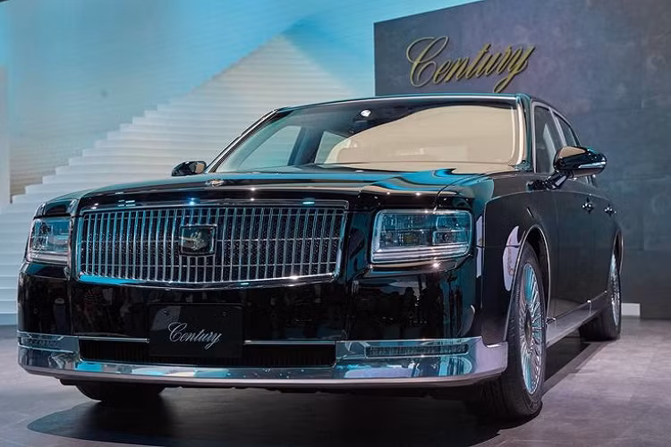 Kích thước cụ thể của Lexus LX600 bao gồm chiều dài 5.100 mm, chiều rộng 1.990 mm, chiều cao 1.865 mm và chiều dài cơ sở 2.850 mm. Nguồn tin của Bestcarweb cho biết, Toyota Century SUV sẽ được trang bị cụm đèn pha LED chia thành 2 tầng. Cả tầng trên và tầng dưới đều đi kèm 3 bóng LED. Nằm giữa 2 đèn pha là lưới tản nhiệt cỡ lớn.