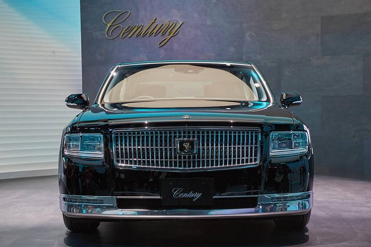 Màu sơn đặc trưng của Toyota Century SUV sẽ là đỏ nâu có tên Maroon. Màu sơn này vừa trầm vừa phù hợp với hình ảnh một mẫu xe "trưởng thành", dành cho doanh nhân giàu có như Toyota Century SUV. Ngoài ra, Toyota Century SUV sẽ là mẫu xe nhắm đến các khách hàng cá nhân.